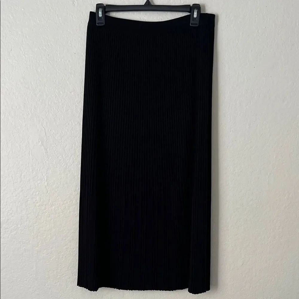 Like New! Exclusively Misook Pleated Midi Skirt Black in Size XS